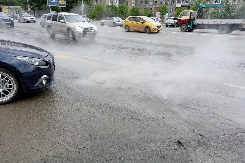 Поврежденный участок теплосети на улице Кошурникова в Новосибирске отремонтируют к четырем часам утра 26 июня.