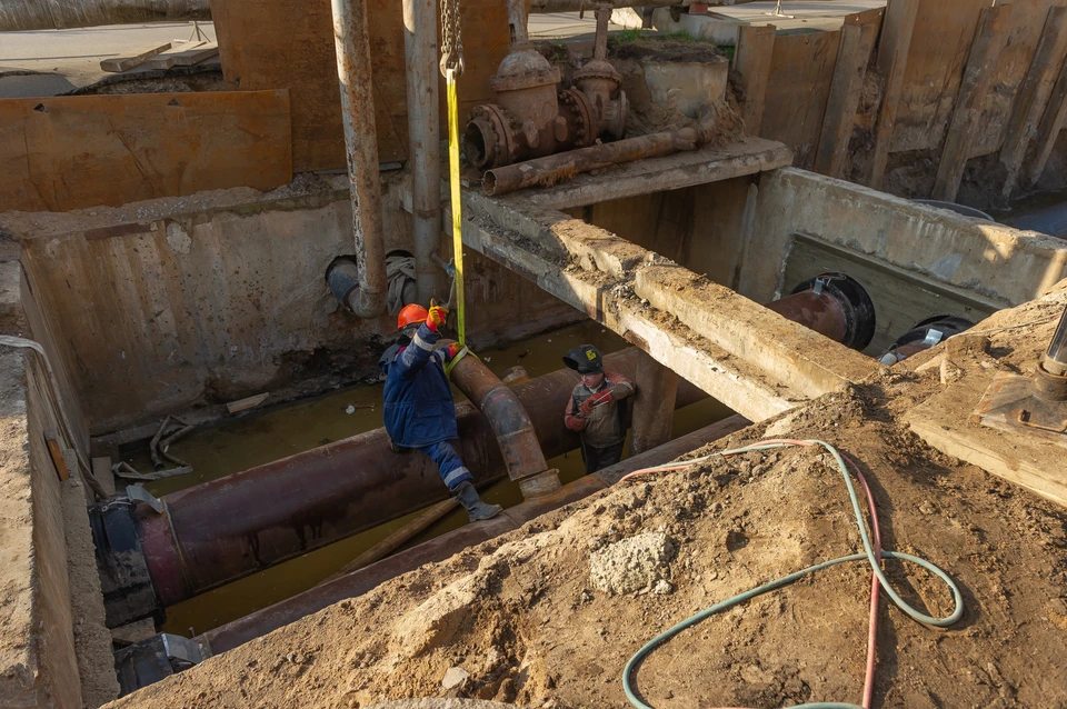 На перекрёстке улиц в Ленинском районе поменяли сгнивший участок водопровода. Фото архив КП