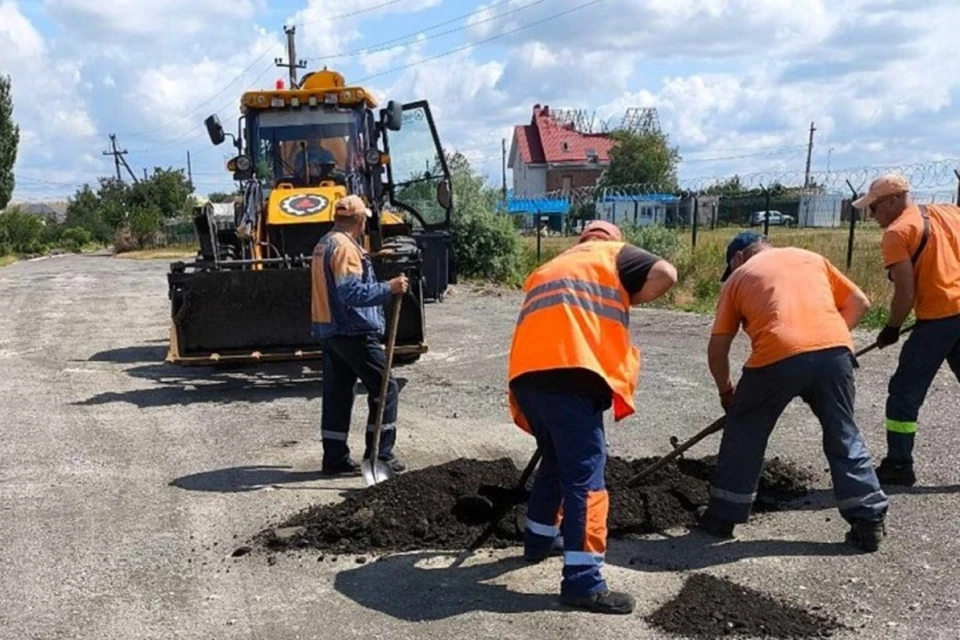 Рабочие отсыпали асфальтной крошкой проблемные участки дорог. Фото: Администрация Мариуполя