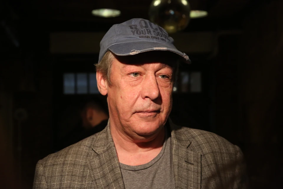 Сейчас актер также часто передвигается на метро и общественном транспорте