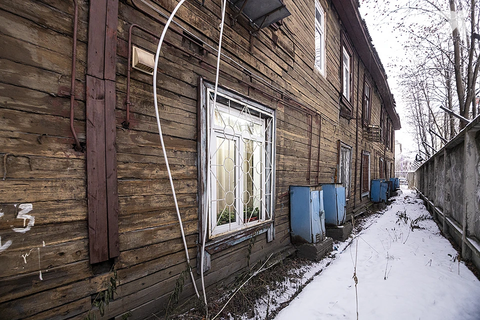 В доме много коммунальных проблем, например, замерзающие трубы, которые находятся под квартирами близко к земле.