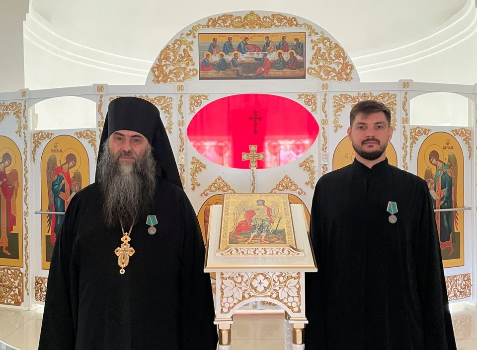 Архимандрит и диакон получили награды за помощь фронту.