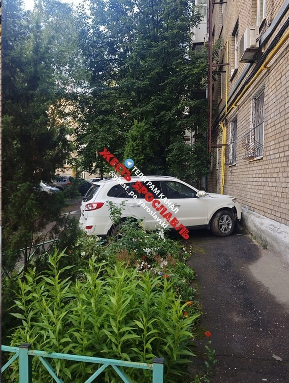 Внедорожник врезался в дом, повредив по пути две машины. Фото: телеграм-канал Жесть Ярославль.