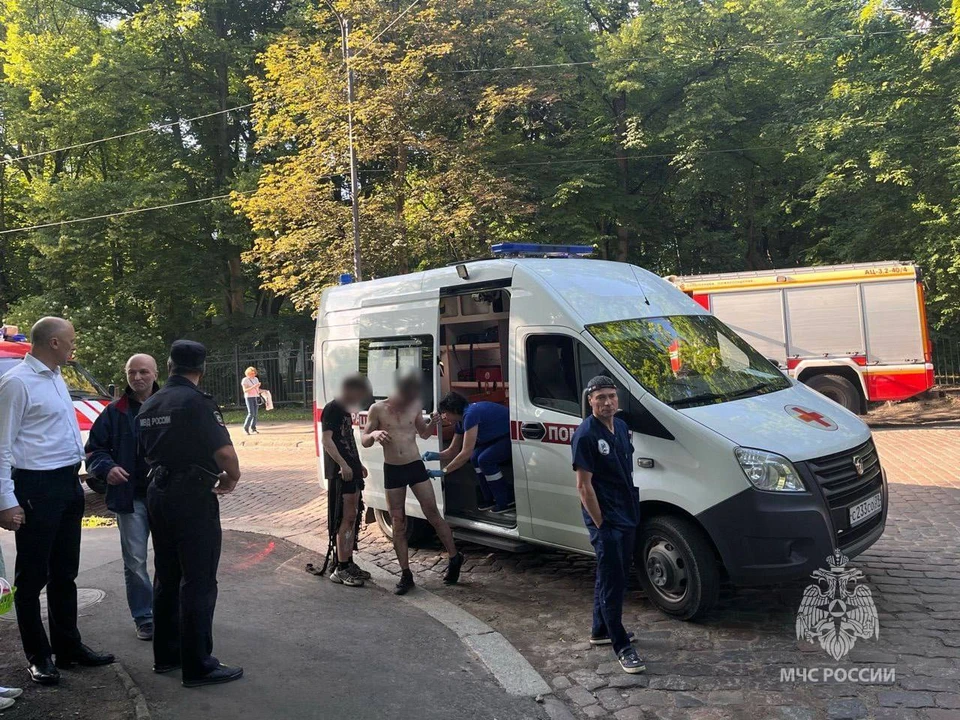 В результате взрыва пострадали двое подростков.
