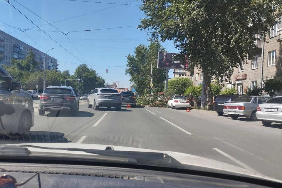 Тополь рухнул на Toyota Carina на улице Дуси Ковальчук. Фото: предоставлено КП-Новосибирск очевидицей Ирэной