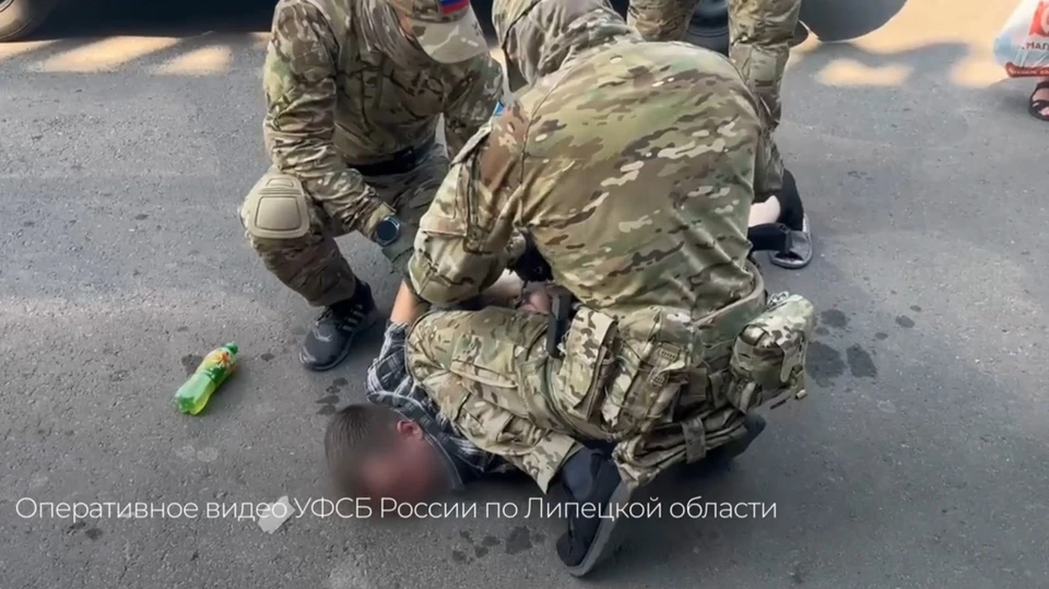 Сотрудники ФСБ задержали преступника и собрали достаточно доказательств его вины. Скриншот видео, предоставленного региональным УФСБ.