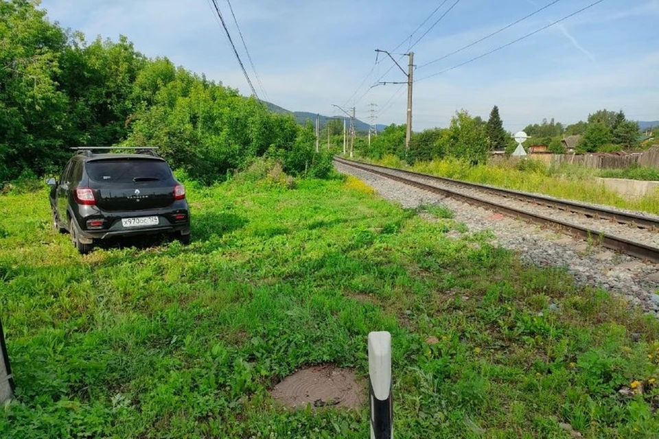 В Красноярске автомобиль на переезде столкнулся с электропоездом. Фото: КрасЖД