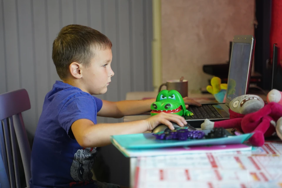 Среди родителей детей 7-9 лет ограничения на время в соцсетях устанавливают 73%, а среди родителей подростков старше 16 лет — только 27%. Фото: Архив "КП"