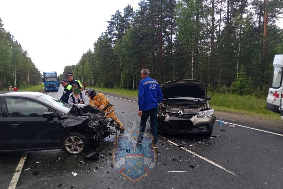 Четыре человека доставлены в больницу. Фото: аварийно-спасательная служба ЛО.