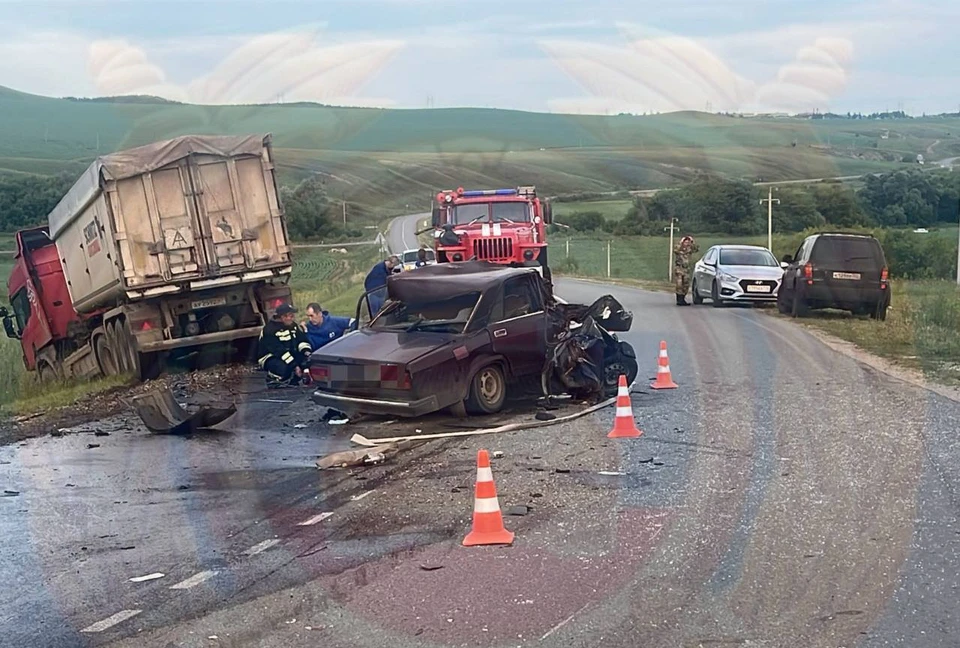 По предварительным данным, водитель автомобиля ВАЗ выехал на полосу встречного движения. Фото: ГИБДД РТ.