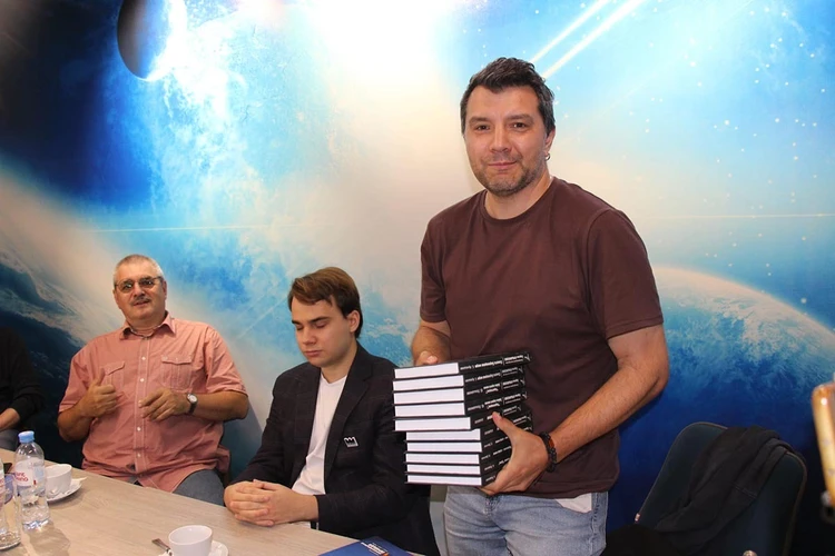 «Мои герои - русские в космосе и их патриотизм путешествует с ними»: В редакции «КП» прошел круглый стол «Россия глазами фантастов новой волны»