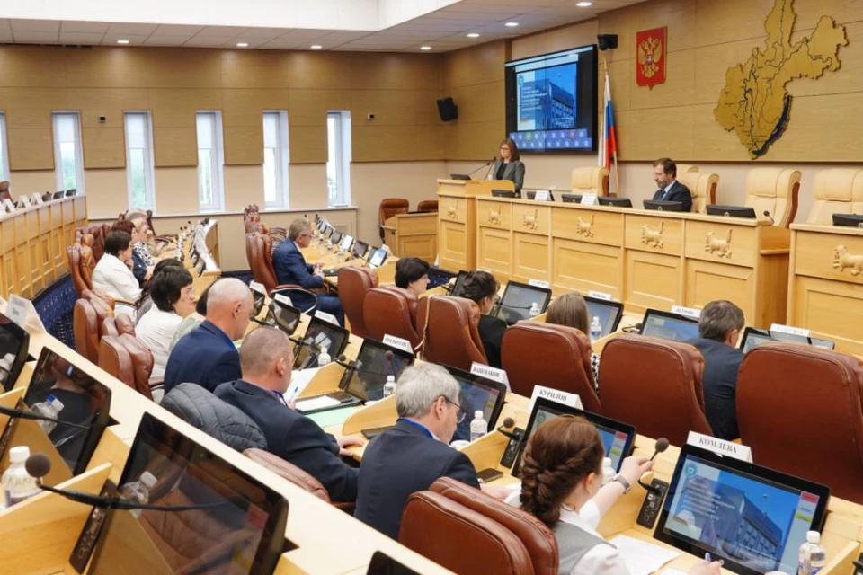 Обсуждались результаты аудиторских проверок законности и эффективности расходования бюджетных средств, выделенных на содержание дорог регионального, межмуниципального и местного значения в 2023–2024 годах.