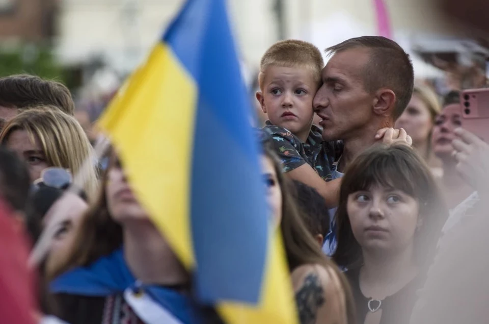 На Украине разрешили выезд мужчин по документам с подписью Александра III