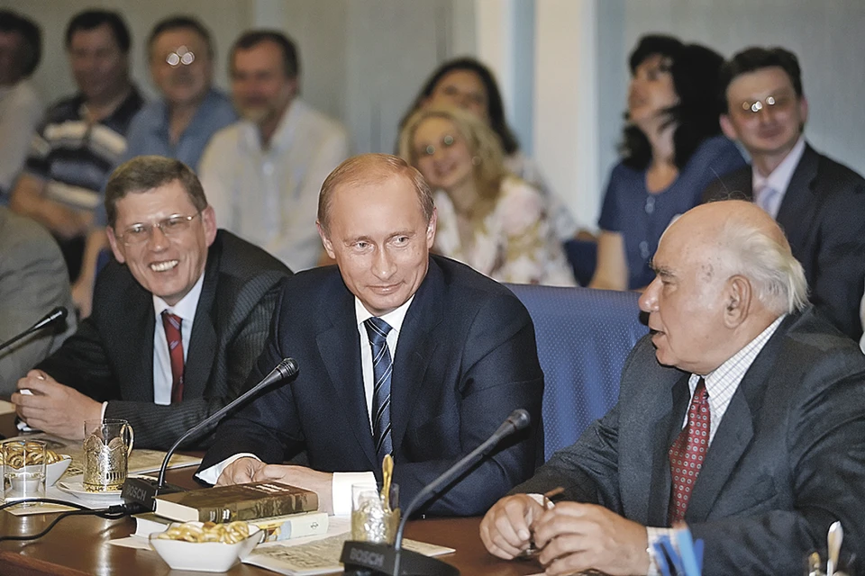 Слева направо: главный редактор Владимир Сунгоркин, президент Владимир Путин и ведущий «Окна в природу» Василий Песков на той исторической встрече в редакции «КП».