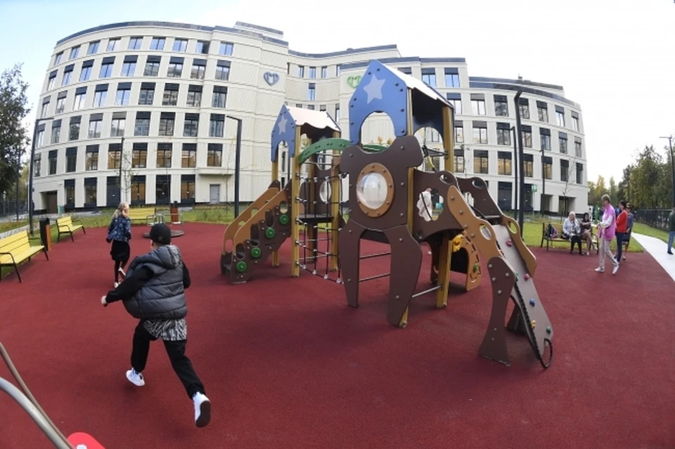 Скамейка упала на ребенка на детской площадке в Хабаровске