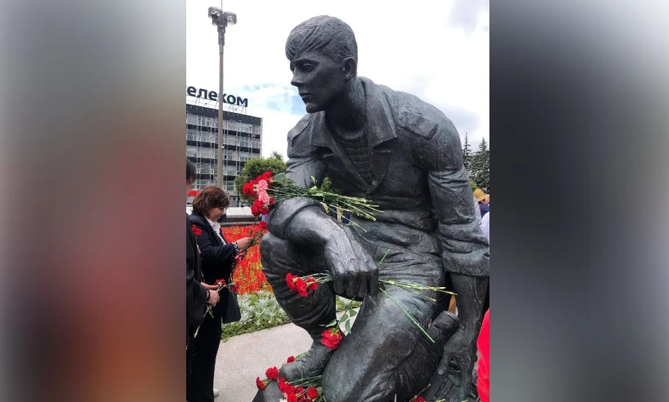 В церемонии возложения цветов приняли участие губернатор, депутаты, ветераны и жители города / Фото: пресс-служба реготделения партии "Единая Россия"