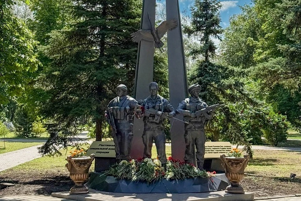 У подножия стелы расположены фигуры трех бойцов специальной военной операции в полный рост. Фото: соцсети главы Изобильненского муниципального округа Ставропольского края Романа Коврыги