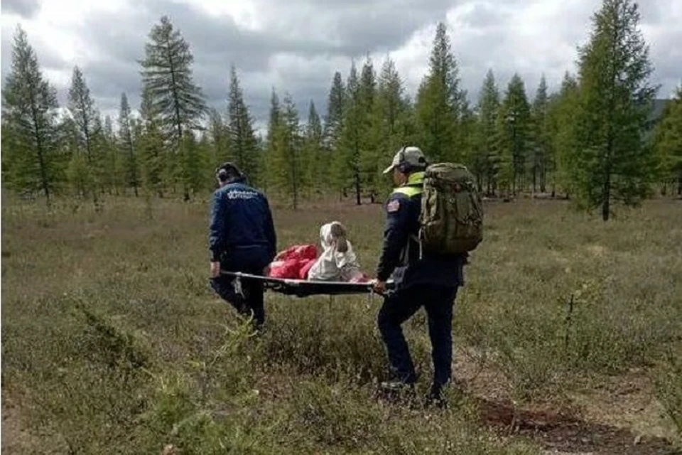 Через горы к жизни: в Якутии врачи эвакуировали тяжелобольного ребенка из труднодоступной местности. Фото: Медицина катастроф (Якутск)
