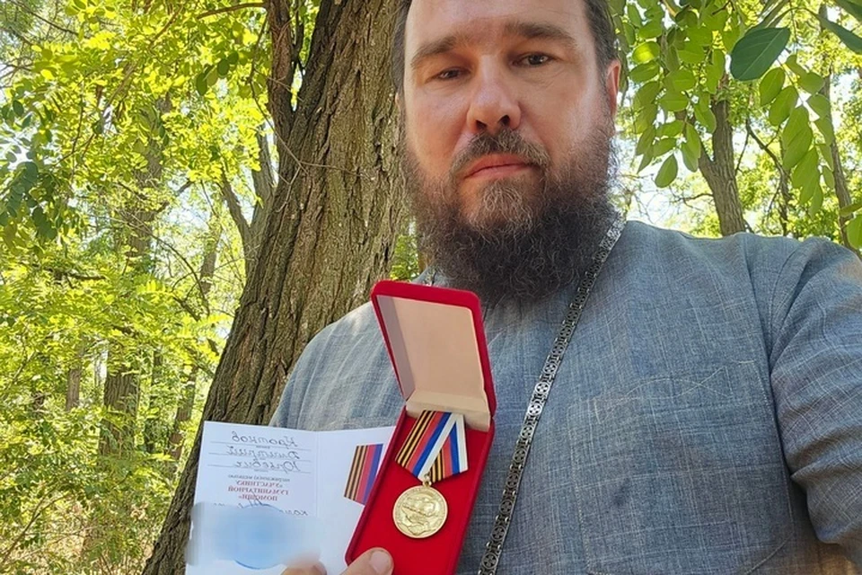 Отца Дмитрия Кроткова наградило медалью командование полка на Херсонском направлении. Фото: Специальный гуманитарный центр Крымской митрополии