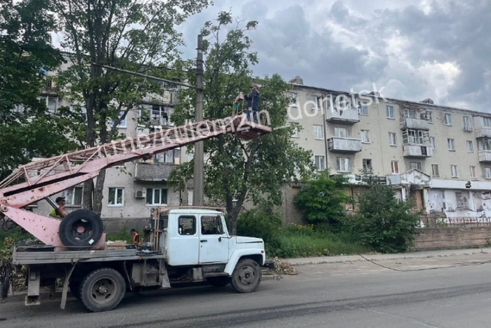 Энергетики в течение одного дня проложили более 4,5 километров кабеля в Петровском и Куйбышевском районах Донецка. Фото: ТГ/Кулемзин
