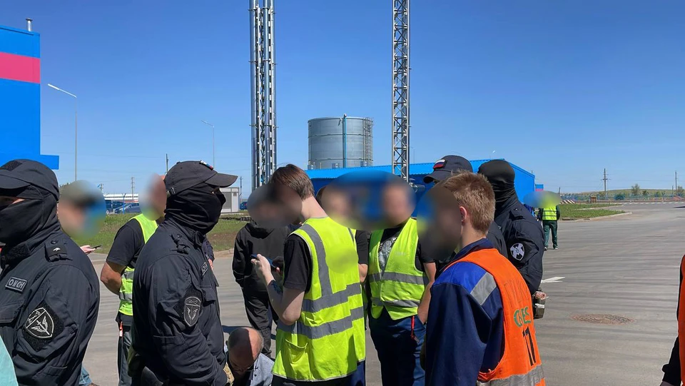 Нарушителям закона вручили повестки. Фото: ВСО СК РФ.
