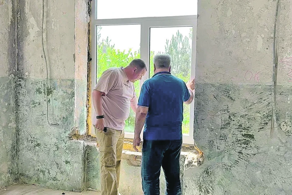 Сенатор лично контролирует завершение работ в помещении для пансионата. Пресс-служба Игоря Кастюкевича