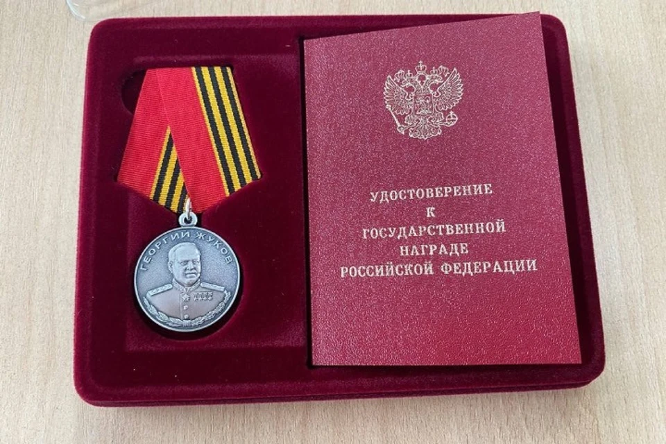 В Слюдянке семье погибшего бойца СВО вручили медаль Жукова. Фото: телеграм-канал мэра Слюдянки Андрея Должикова