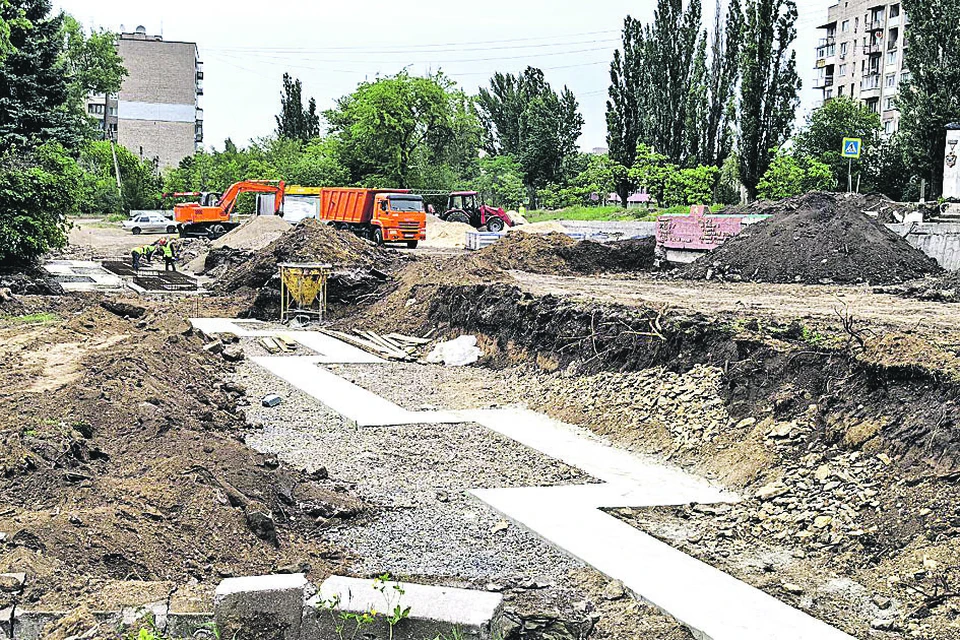В Кировске благоустраивают сквер. Минстрой ЛНР