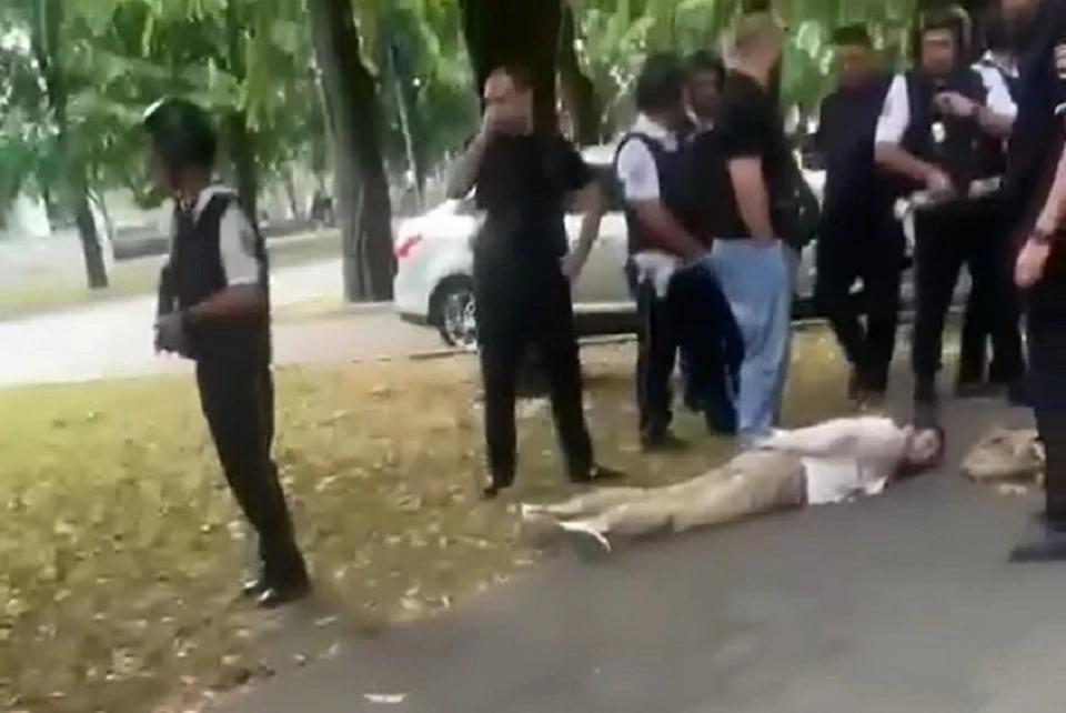 Напавший на сотрудника МВД по КБР в Нальчике мужчина сдался полиции, когда понял, что не сможет убежать. Фото: стоп-кадр видео очевидцев.