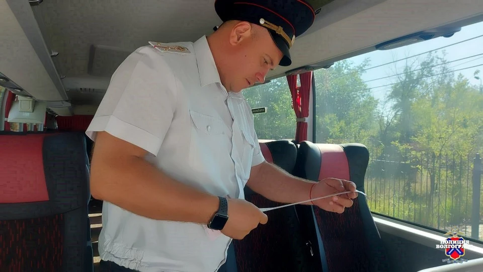 Гаишники проверили автобусы перед тем, как в них сядут дети.
