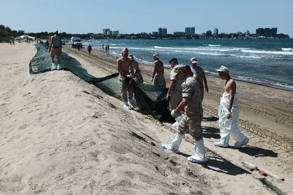 В Анапе начали демонтаж защитного вала на пляжах. Фото: оперштаб Кубани