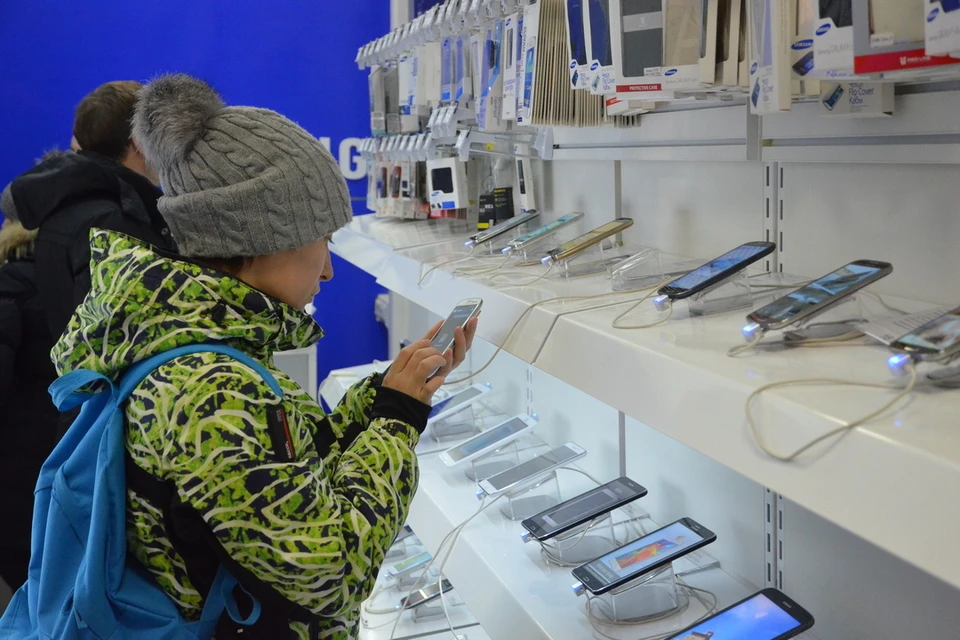 Компания «Белое яблоко» занимается в том числе продажей телефонов.