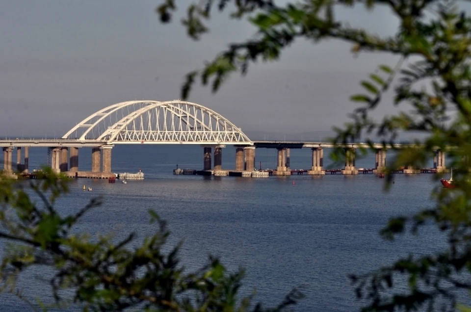 Очередь перед Крымским мостом по-прежнему сохраняется с двух сторон.