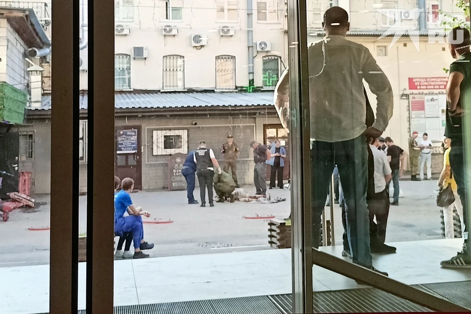 Тело погибшего оказалось на улице. При этом взрыв, согласно большинству свидетельств, произошел внутри заведения.