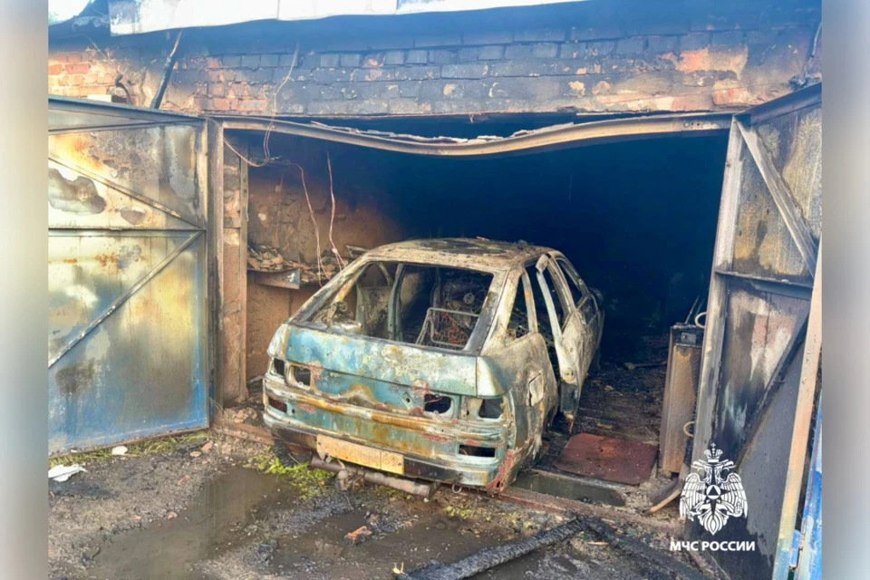 Огонь уничтожил автомобиль и повредил гараж. Фото: МЧС Тверской области.
