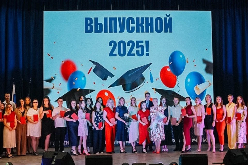 Выпускники Мариупольского университета получили дипломы. Фото: ТГ/Кольцов
