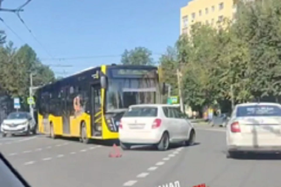 Легковушка не смогла разъехаться с автобусом. Фото: телеграм-канал Жесть Ярославль