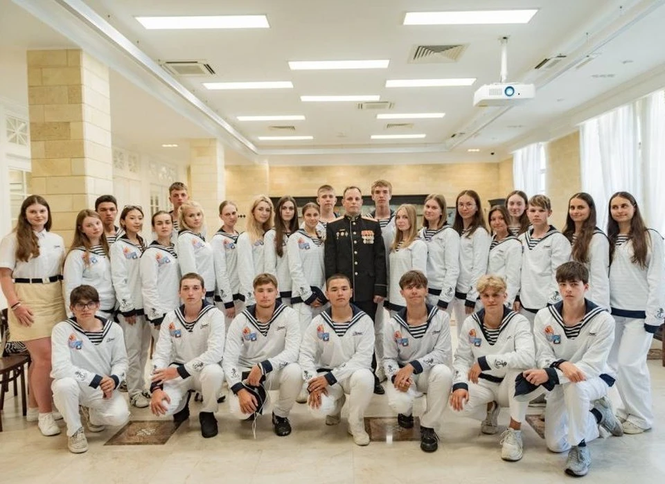 В конце встречи ее участники сфотографировались на память. Фото: sev.gov.ru