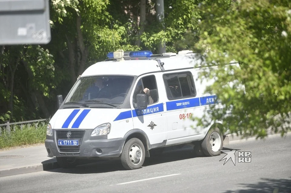 На место приехали силовики