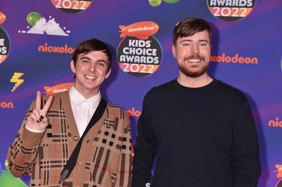 MrBeast (на фото - справа) заявил о желании занять место ушедшего гендиректора соцсети Х