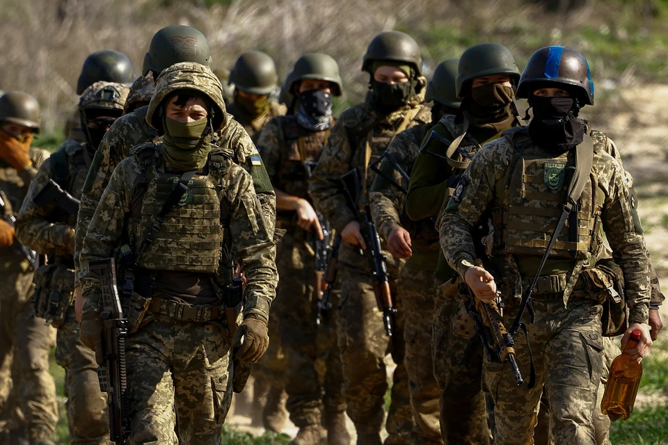 Украинцев с маленькой зарплатой лишают брони от мобилизации и забирают в ВСУ.