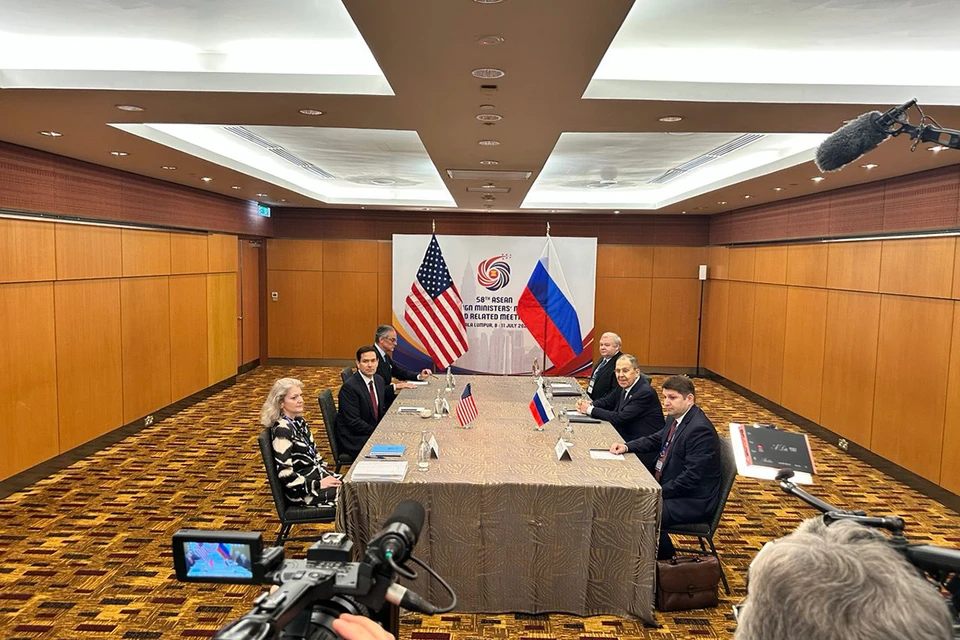 Глава МИД РФ Сергей Лавров и Госсекретарь США Марко Рубио на переговорах в Куала-Лумпуре.