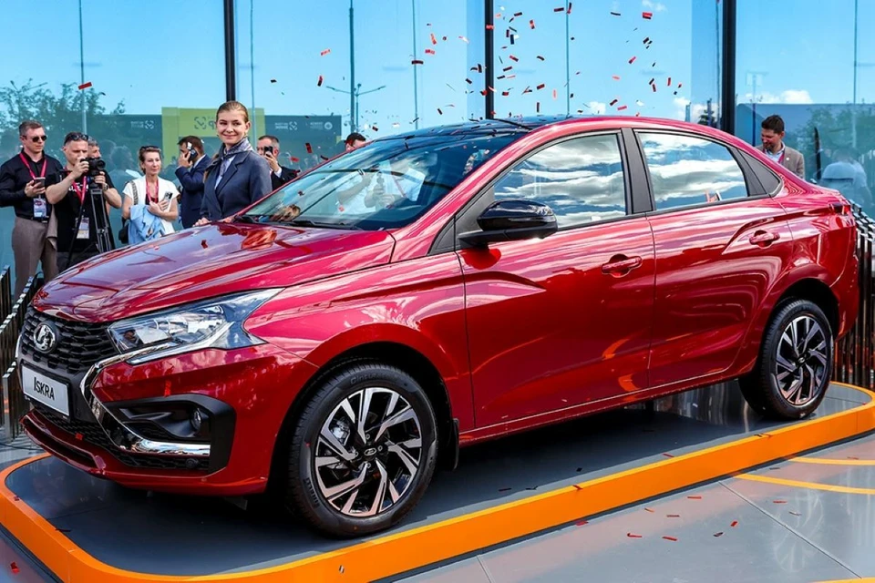 На ПМЭФ "АвтоВАЗ" представил новый седан Lada Iskra. Фото: Петр Ковалев/ТАСС