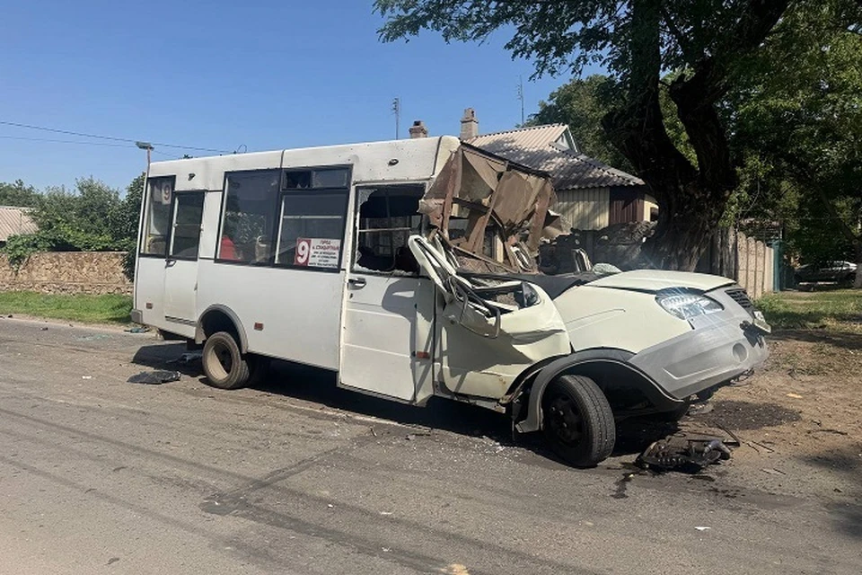 В Енакиево в результате ДТП погибли два человека и более 20 пострадали. Фото: МВД по ДНР