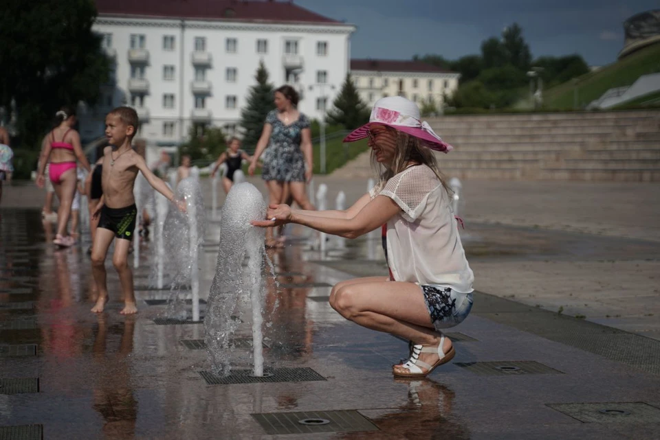 В жару уличные фонтаны спасают