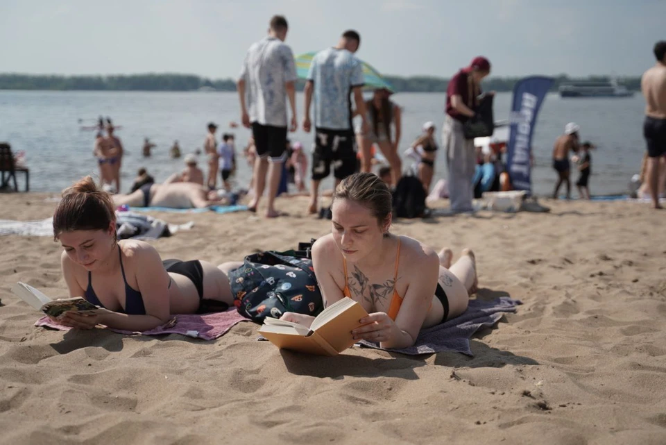 Вода прогрелась до комфортных значений, и многие самарцы проводят свободное время на пляже