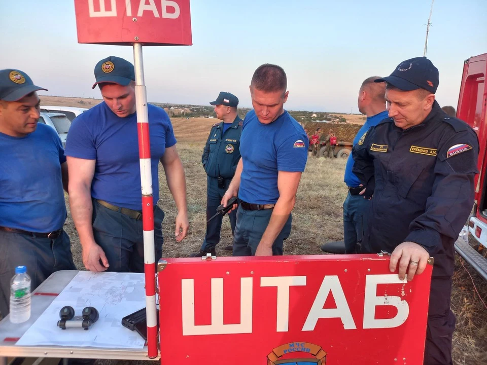 На месте организовано 3 боевых участка и штаб пожаротушения. Фото: МЧС Крыма/Tg
