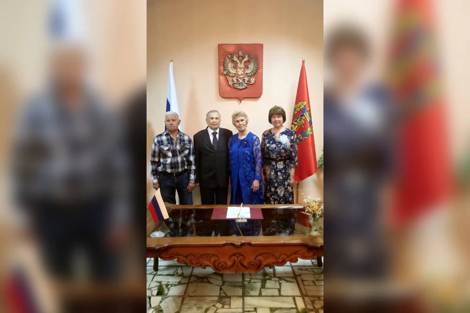 Влюбленные из Красноярского края случайно встретились спустя сорок лет разлуки. Фото: краевое Агентство ЗАГС. На фото: Валерий и Людмила