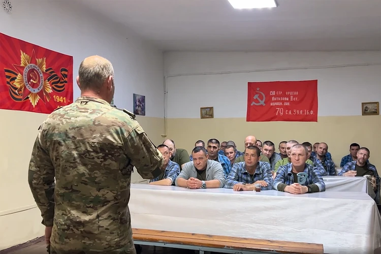 Перед ранеными военнослужащими группировки «Центр» выступили артисты