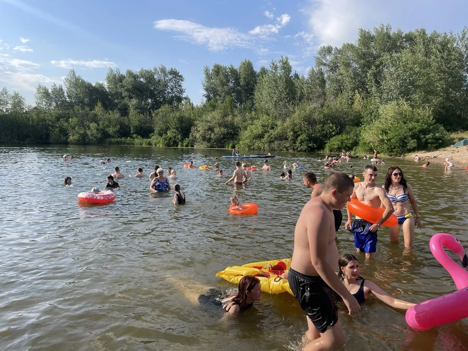 Волгоградцы предпочитают охлаждаться в водоемах.
